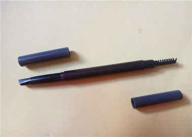 พลาสติกดินสอเขียนขอบปากด้วยแปรงสีน้ำตาล
